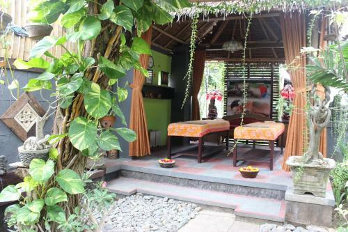 Hostal Giri Sari Guest House