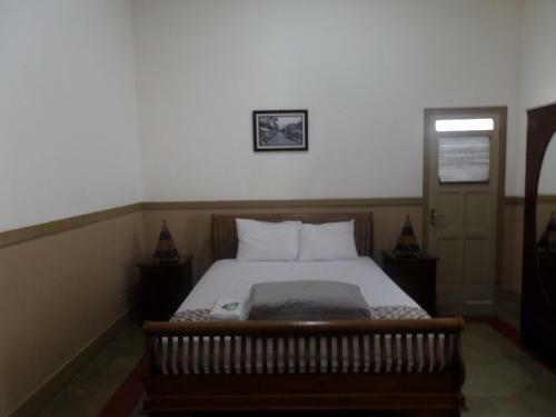 Hostal Ndalem Suratin Guesthouse
