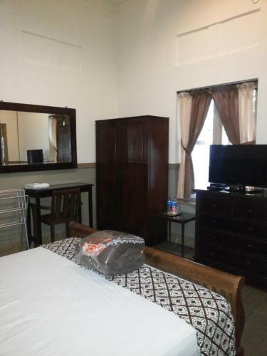 Hostal Ndalem Suratin Guesthouse