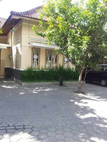 Hostal Ndalem Suratin Guesthouse