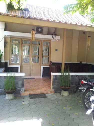 Hostal Ndalem Suratin Guesthouse