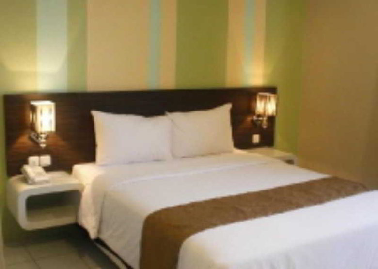 Pose In Hotel