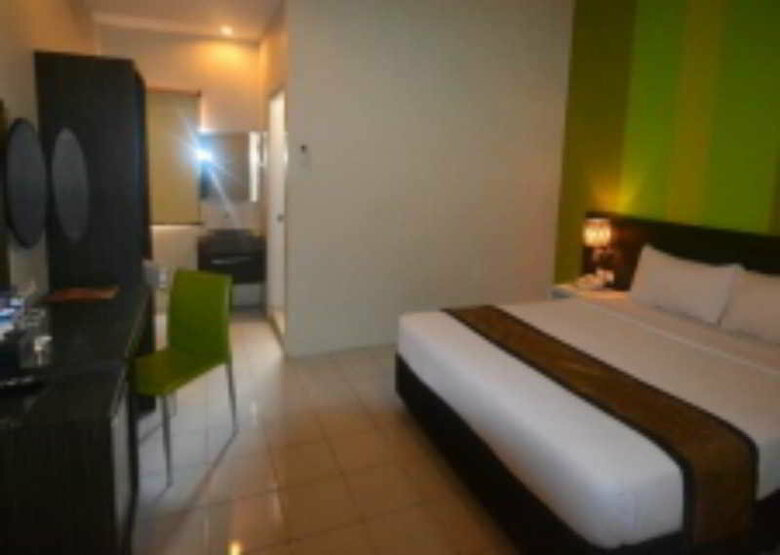 Pose In Hotel
