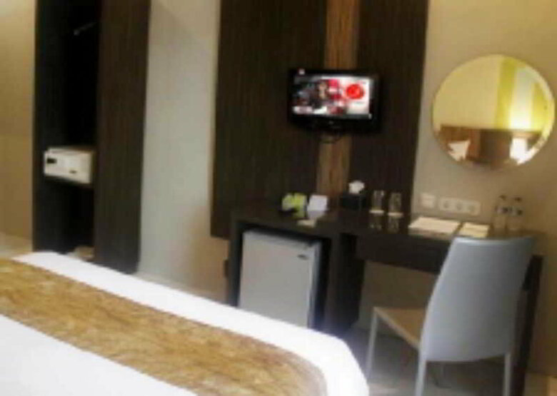 Pose In Hotel