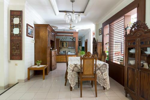 Hostal Roemah Oma Guesthouse
