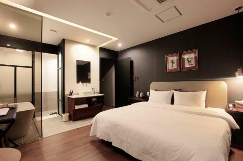 Seomyeon Brown-dot Hotel Gold