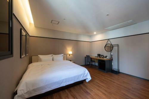 Seomyeon Brown-dot Hotel Gold