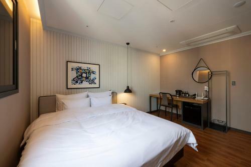 Seomyeon Brown-dot Hotel Gold