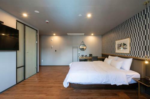 Seomyeon Brown-dot Hotel Gold