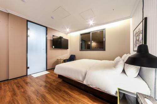 Seomyeon Brown-dot Hotel Gold