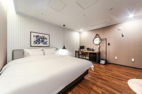 Seomyeon Brown-dot Hotel Gold