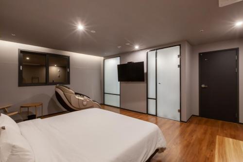 Seomyeon Brown-dot Hotel Gold