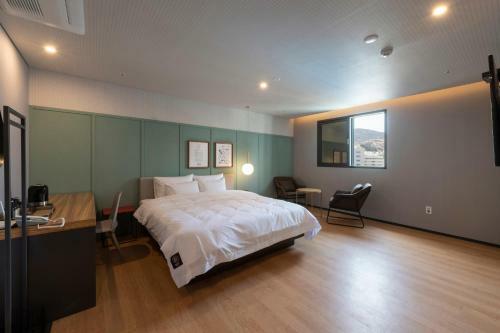 Seomyeon Brown-dot Hotel Gold