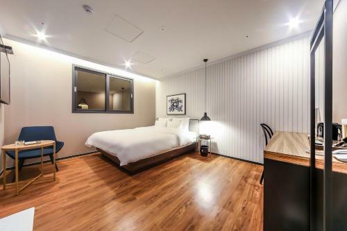Seomyeon Brown-dot Hotel Gold