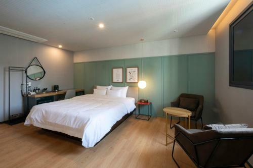 Seomyeon Brown-dot Hotel Gold