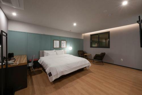 Seomyeon Brown-dot Hotel Gold