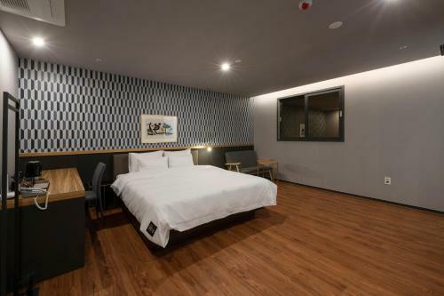 Seomyeon Brown-dot Hotel Gold