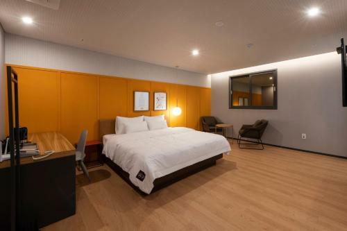 Seomyeon Brown-dot Hotel Gold