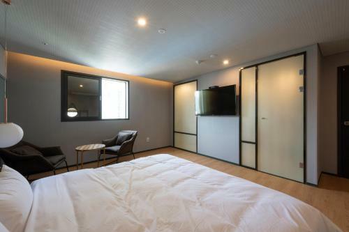 Seomyeon Brown-dot Hotel Gold