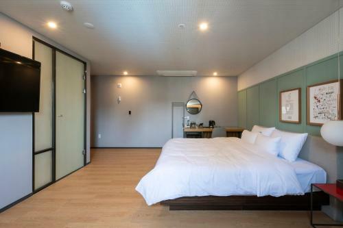 Seomyeon Brown-dot Hotel Gold