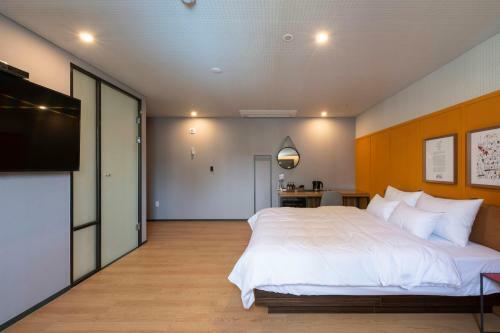 Seomyeon Brown-dot Hotel Gold