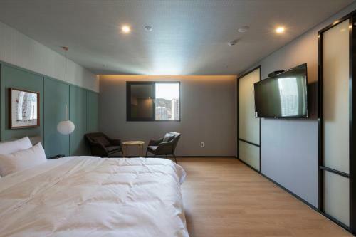 Seomyeon Brown-dot Hotel Gold
