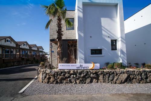 Villa Aewol Bada Town House