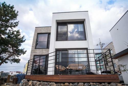 Villa Aewol Bada Town House