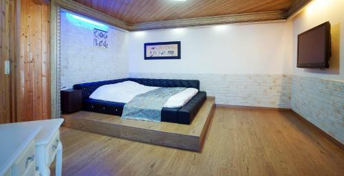Elroman Pension