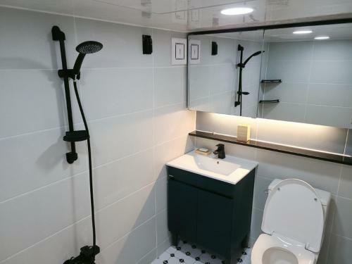 Hostal Bukchon Sarangbang - Hanok House