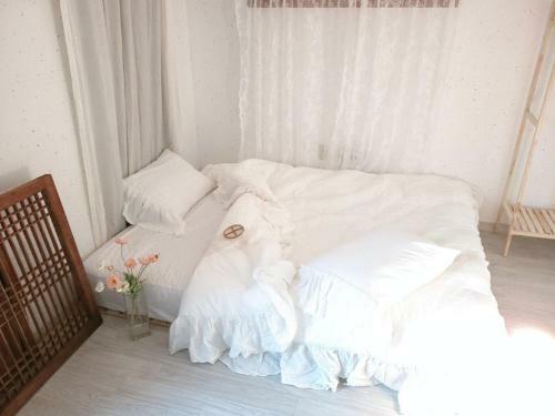 Hostal Bukchon Sarangbang - Hanok House