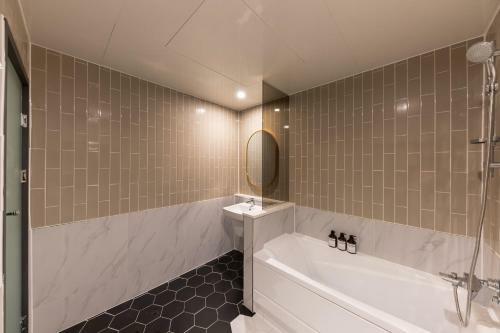 Brown Dot Hotel Seong Seo