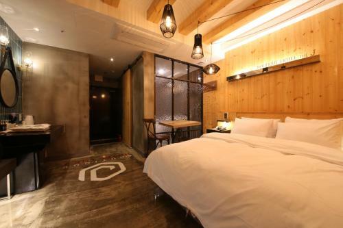 The J Hotel