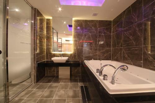 The J Hotel