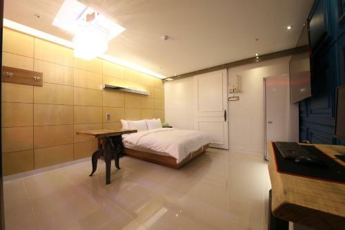 The J Hotel