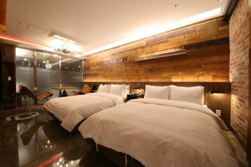 The J Hotel