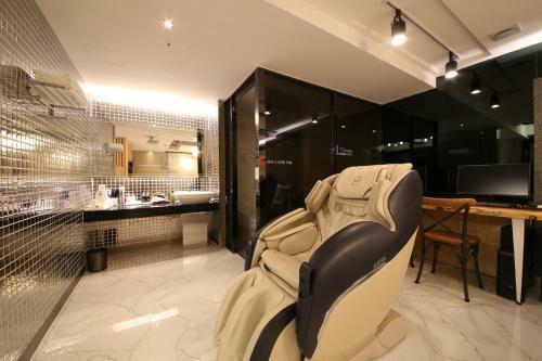 The J Hotel