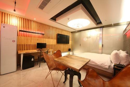 The J Hotel