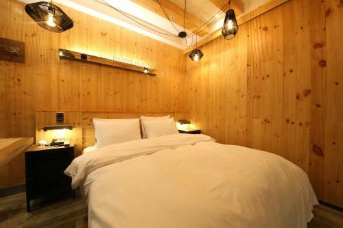 The J Hotel