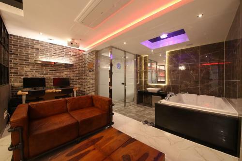 The J Hotel