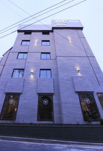 Seven Bricks Hotel