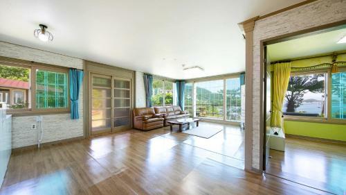 Yeosu Skypurple Pension