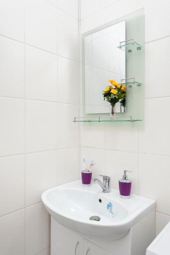 Comfortable Apartment In The Golden Square.