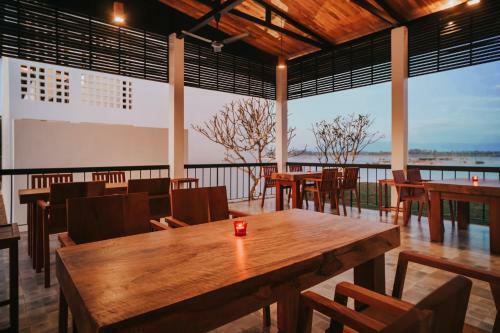 Hotel The Riviera Champasak