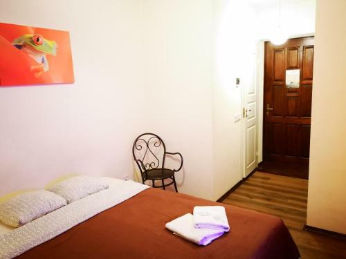 Orange Studio Apartment