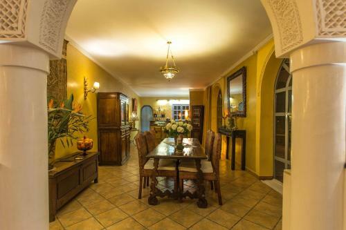 Villa Les Oliviers - A Setting Of Tranquility
