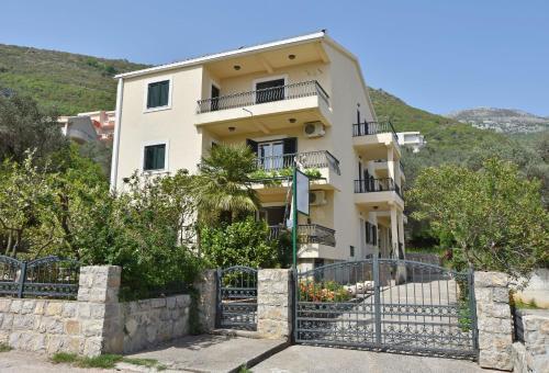 Apartments And Rooms Iva