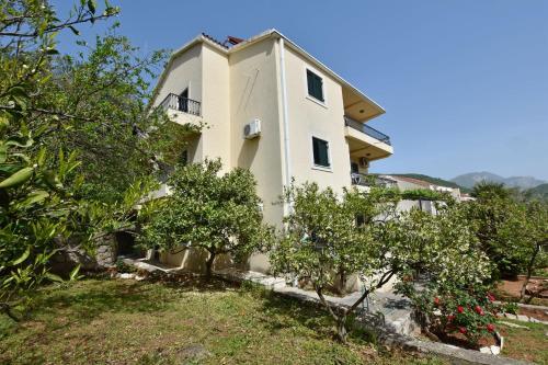 Apartments And Rooms Iva