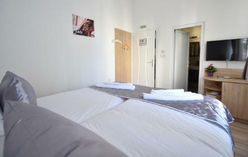 Villa Nina Hotel & Lounge Bar