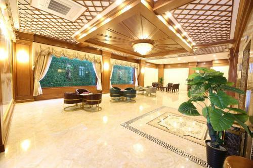 Royal Peacock Hotel